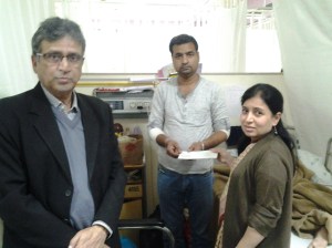 Dr Amita Mahajan, Apollo Hospital handing over medical assitance cheque
